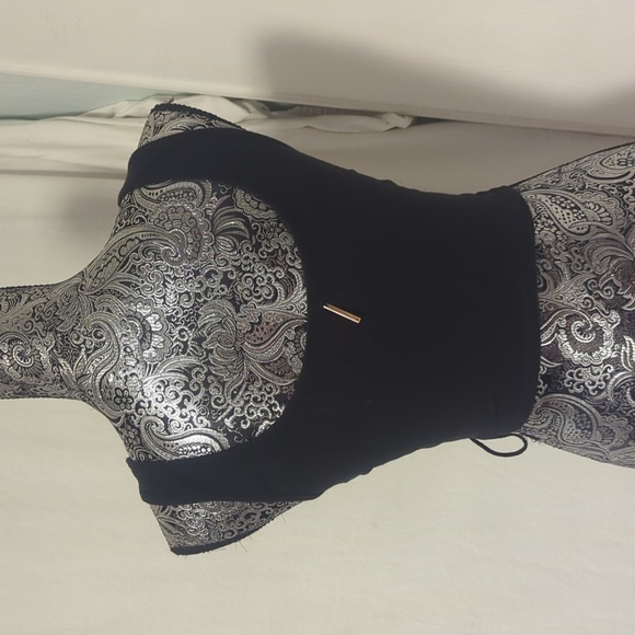 ✨50% OFF✨ Kendall and Kylie geometric print crop top - Picture 3 of 7